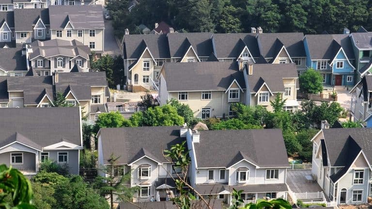 U.S. Housing Market Sees Inventory Surge Amid Persistently High Mortgage Rates