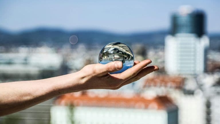 Blockchain Technology Enhances Real Estate Transactions: A New Era of Transparency and Efficiency