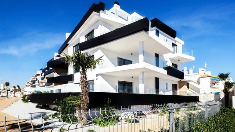 Luxury Real Estate Market Breaks Records as International Investors Flood U.S. Markets