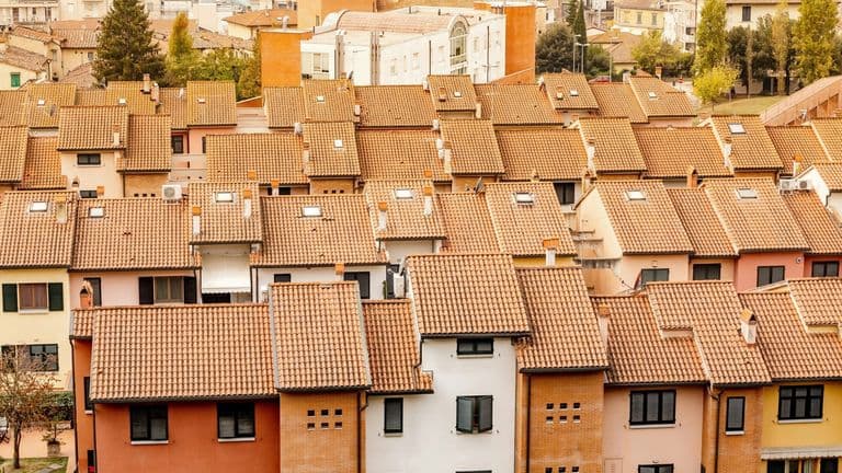 Urban Housing Market Stabilizes Amid Economic Uncertainty