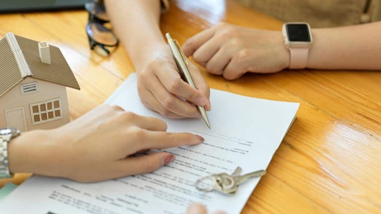 Pending Home Sales Rise as Mortgage Rates Fall