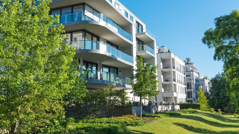 Why Renting in Suburban Areas Is Surging in 2025: Key Benefits for American Renters