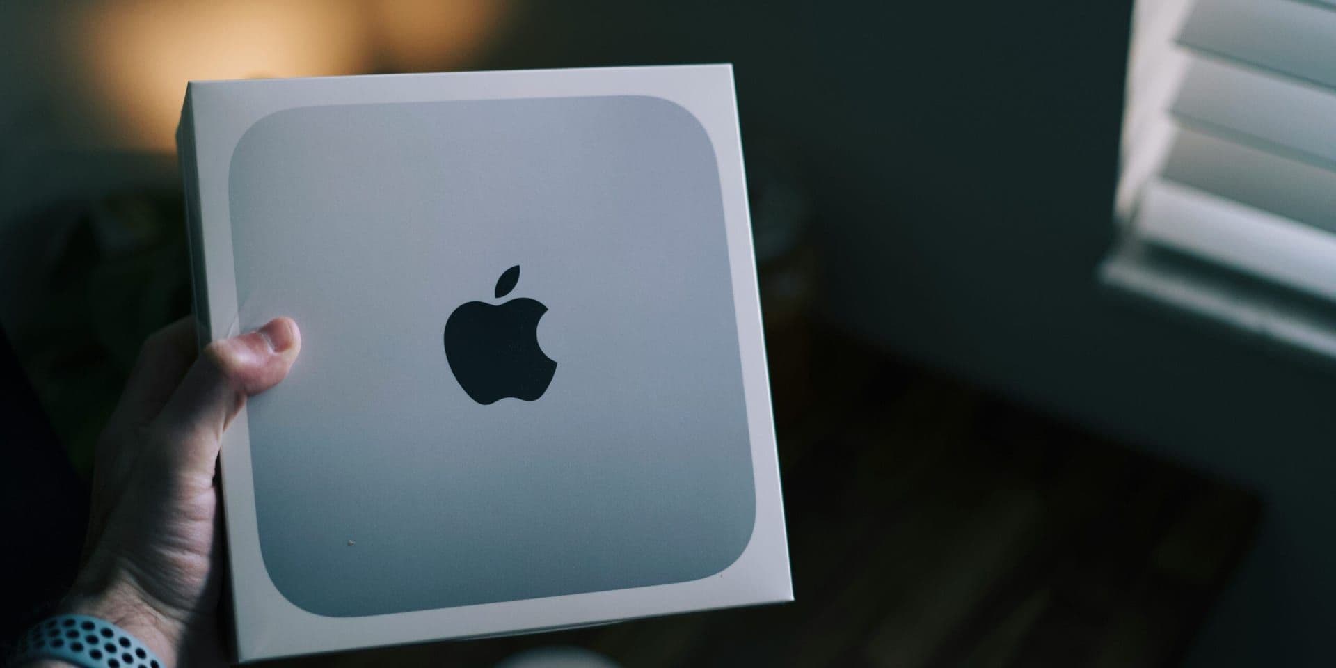 Apple CEO Tim Cook Presents Glass Plaque to President Trump Amid $100 Billion U.S. Manufacturing Commitment