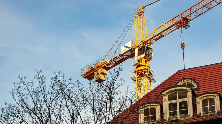 Homebuilder Sentiment Edges Higher Despite Market Challenges