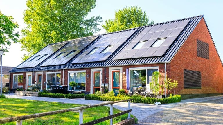 Commercial Real Estate Powers Ahead with Solar Adoption in 2025