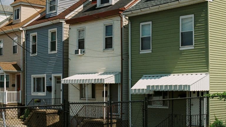 U.S. Housing Market Shows Mixed Signals Amid Economic Uncertainty